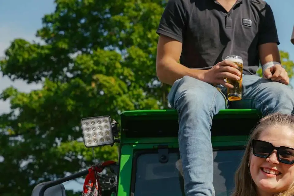 Vrienden op een trekker