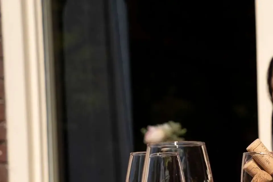 Fles rode wijn met glazen