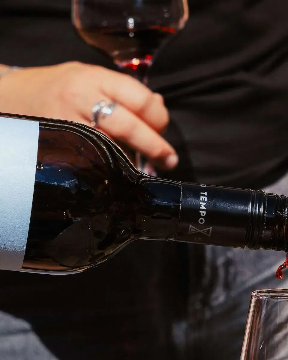 Rode wijn word ingeschonken