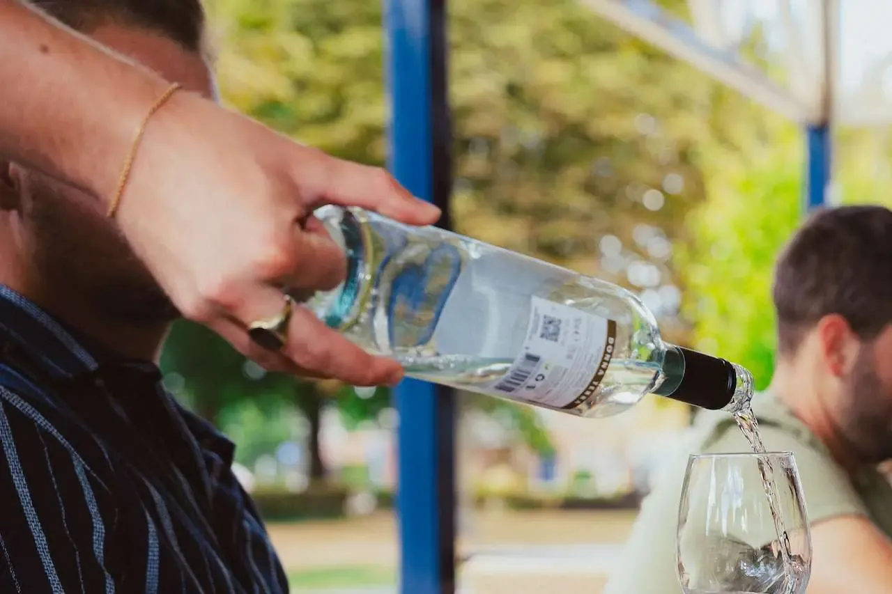 Glas wijn inschenken